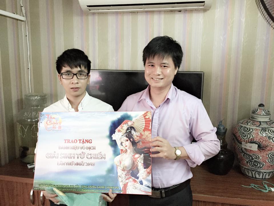 Đại diện NPH trao Giải Vô địch 'Sinh Tử Chiến Lần 1' cho Team BoGia